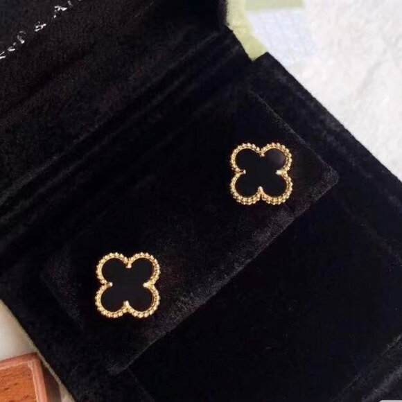 Van Cleef & Arpels black earrings come with a set of red earrings - Picture 3 of 9